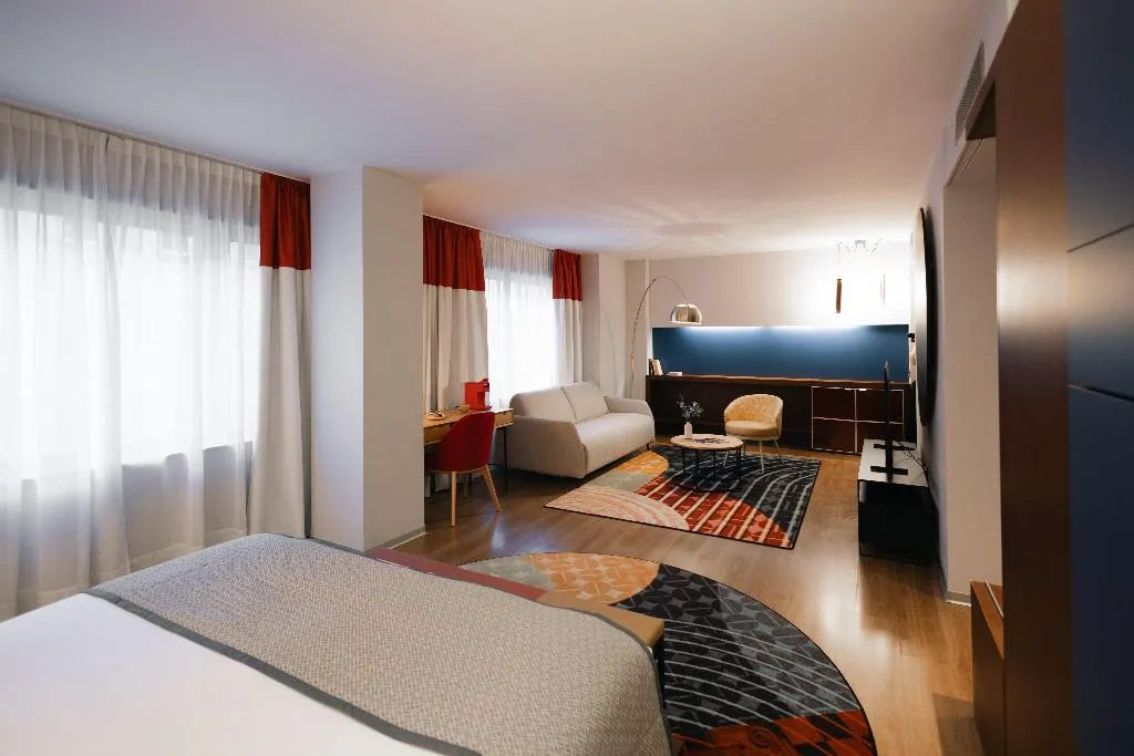 SUITE KING SIZE BED Room, Hotel Indigo Barcelona Plaza Espana, Barcelona