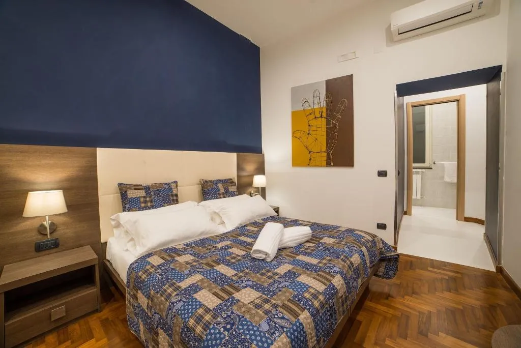 Room, Bed & Breakfast Chiaia 32, Naples