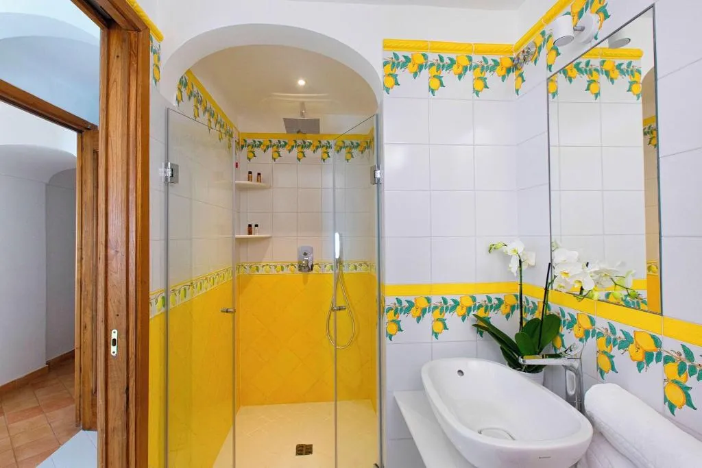 Room, Smeraldo, Naples
