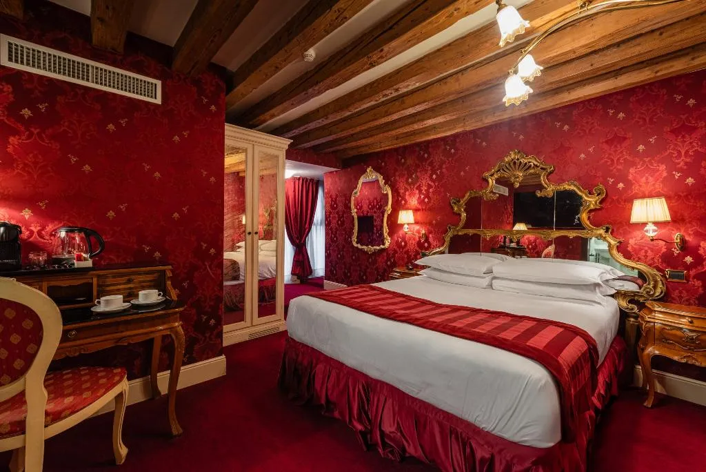 DOUBLE SUPERIOR Room, Palazzo Paruta, Venice