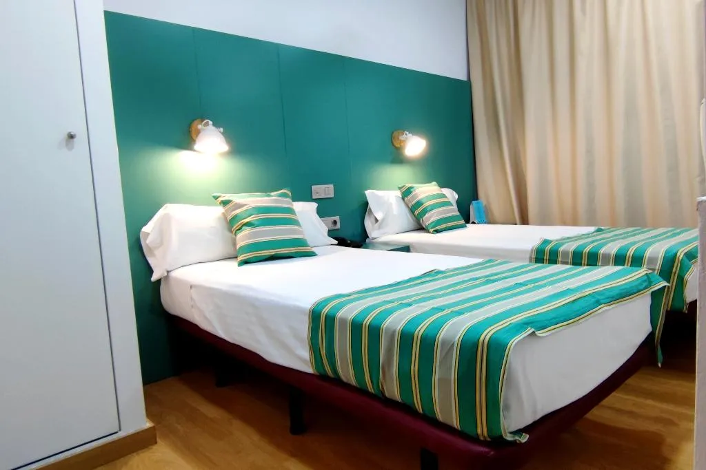 DOUBLE ECONOMY WITH SHARED BATHROOM Room, Yomo Hostal Bcn Port, Barcelona