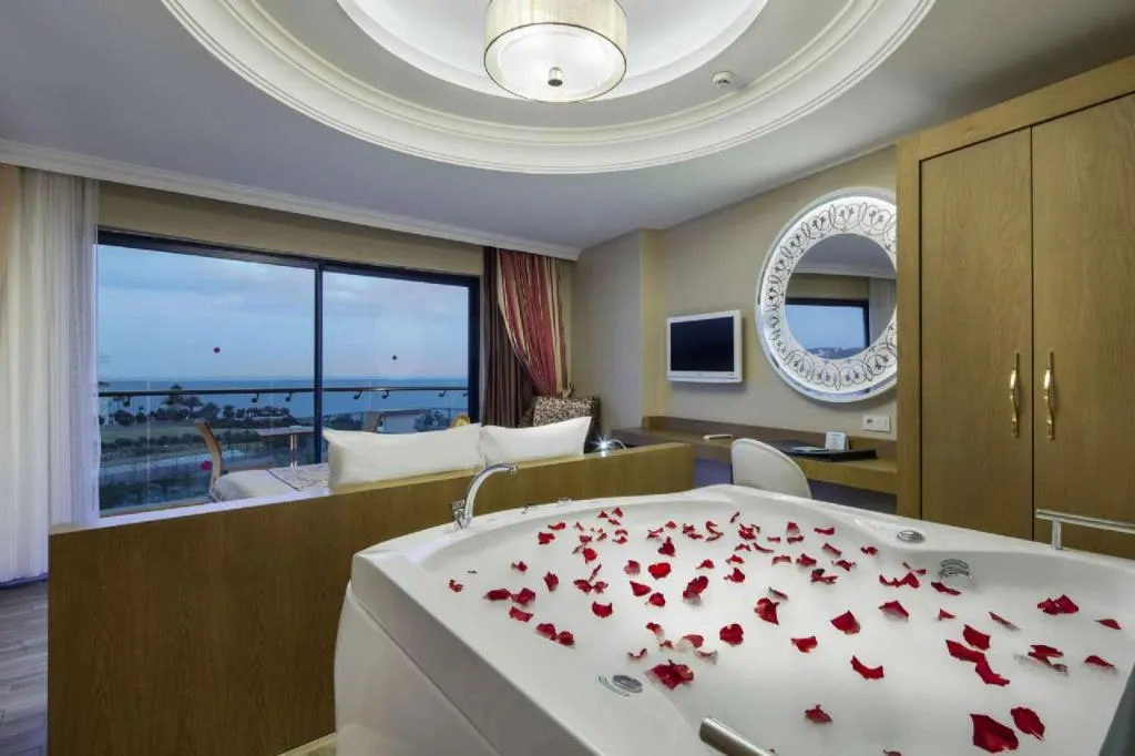 FAMILY ROOM WITH JACUZZI Room, Granada Luxury Okurcalar, Antalya