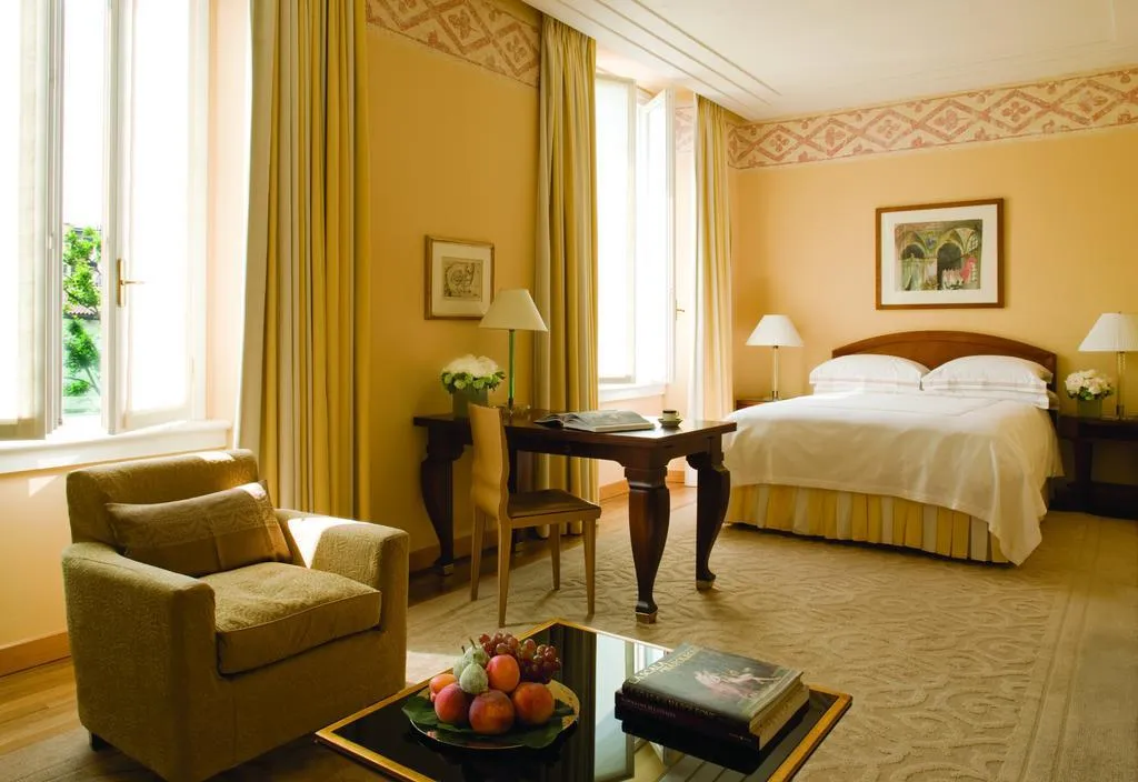 JUNIOR SUITE KING SIZE BED Room, Four Seasons Hotel Milano, Milan
