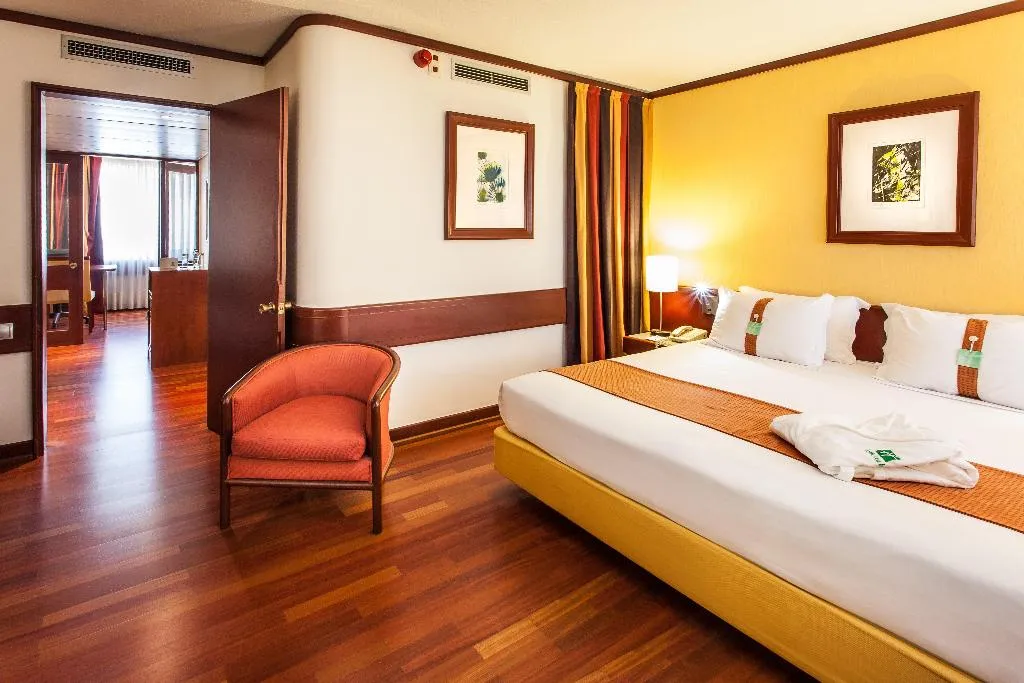 SUITE KING SIZE BED Room, Holiday Inn Lisbon Continental, Lisbon