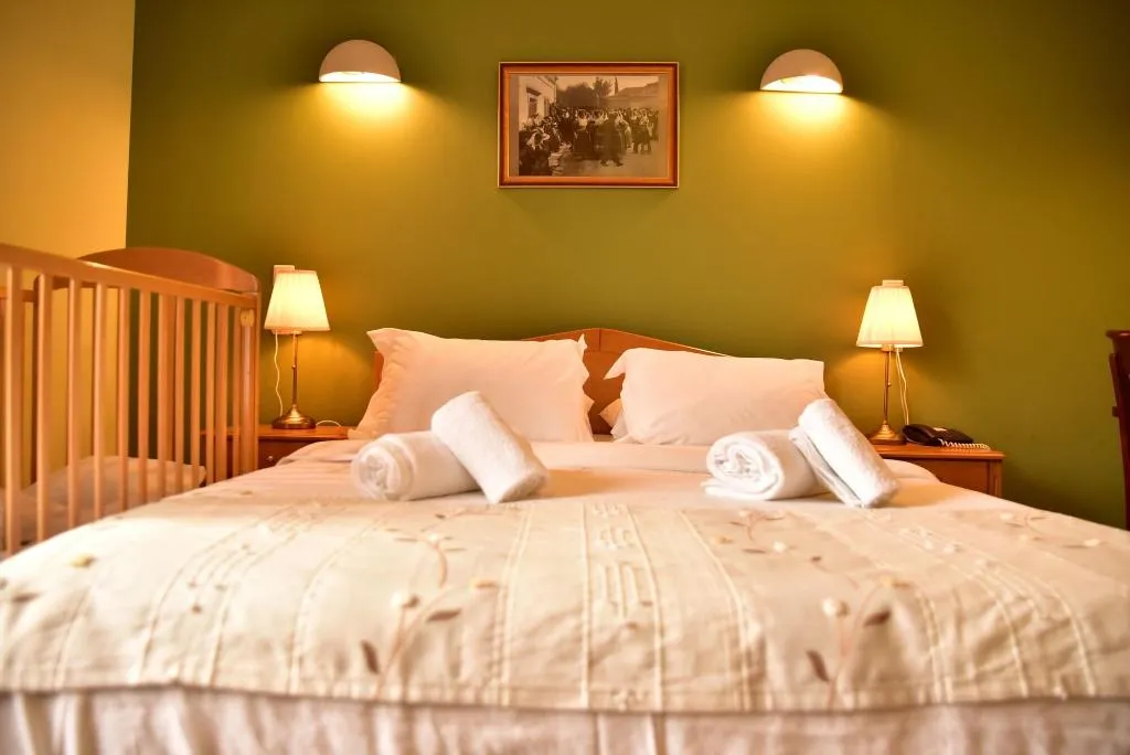 Room, Mont Helmos, Athens
