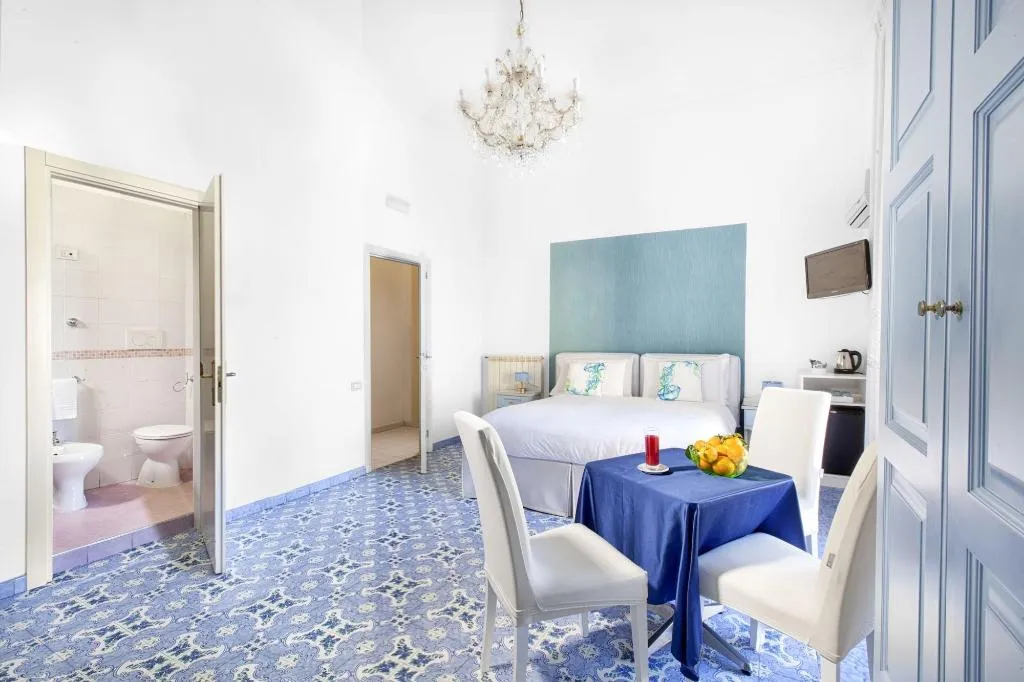 Room, Piazza Tasso B B, Naples