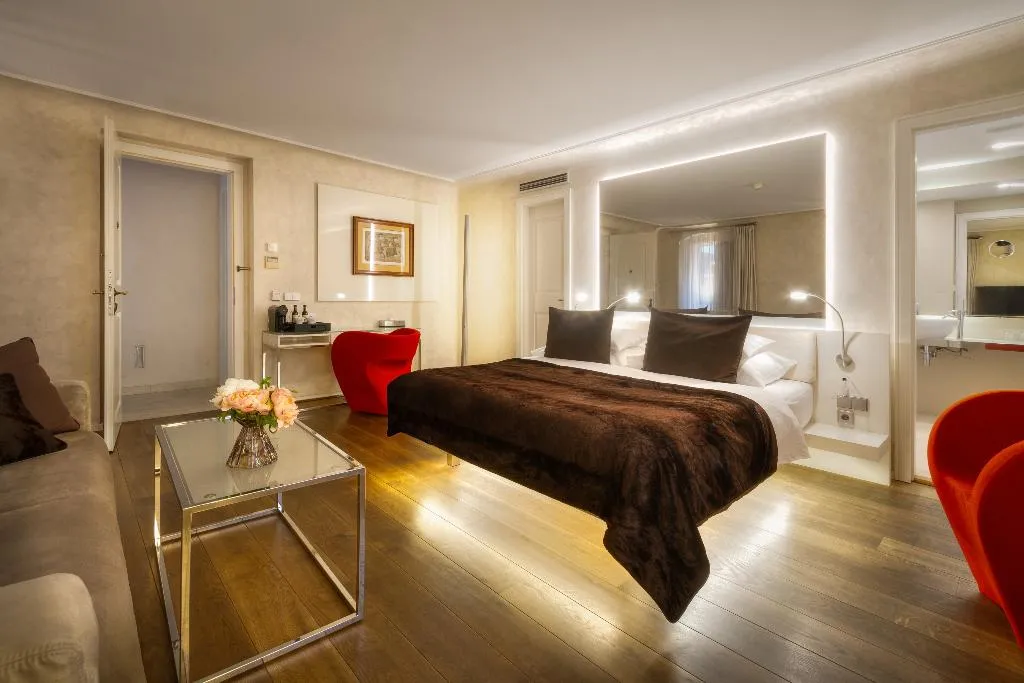 JUNIOR SUITE ONE BEDROOM ONE BATHROOM Room, Three Storks Hotel, Prague