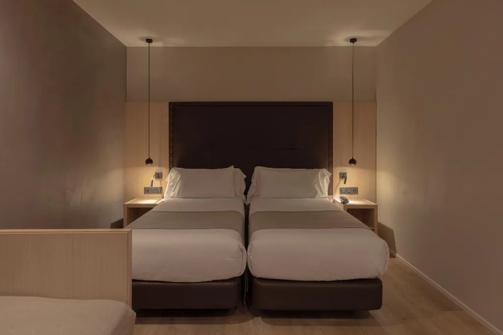TRIPLE SUPERIOR Room, Gran Hotel Barcino 4*S, Barcelona