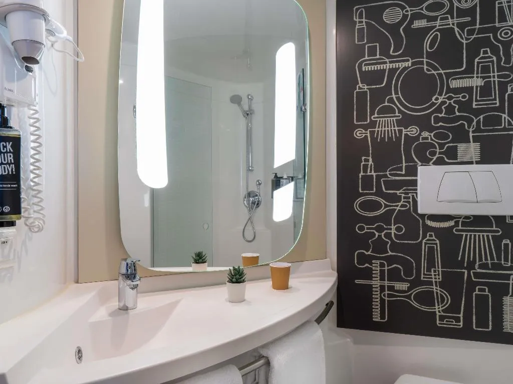 DOUBLE WITH DOUBLE BED Room, ibis Barcelona Meridiana, Barcelona