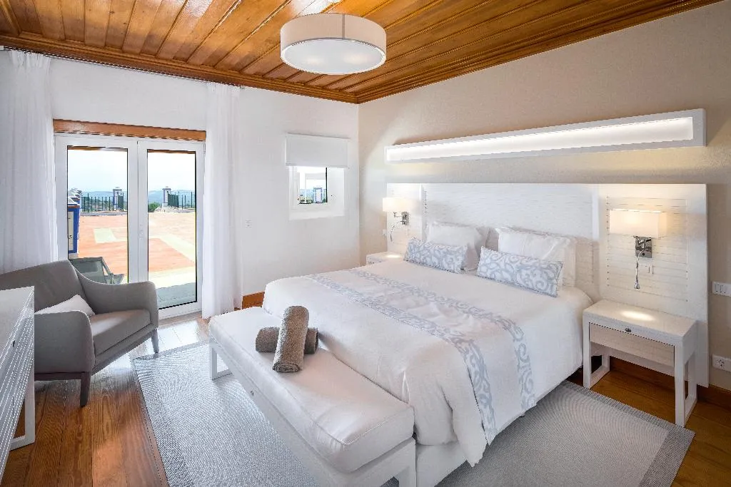VILLA SEVEN BEDROOMS WITH PRIVATE POOL Room, Shantivillas, Algarve