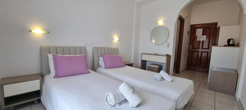 TWIN MOUNTAIN VIEW Room, Horizon Resort, Santorini