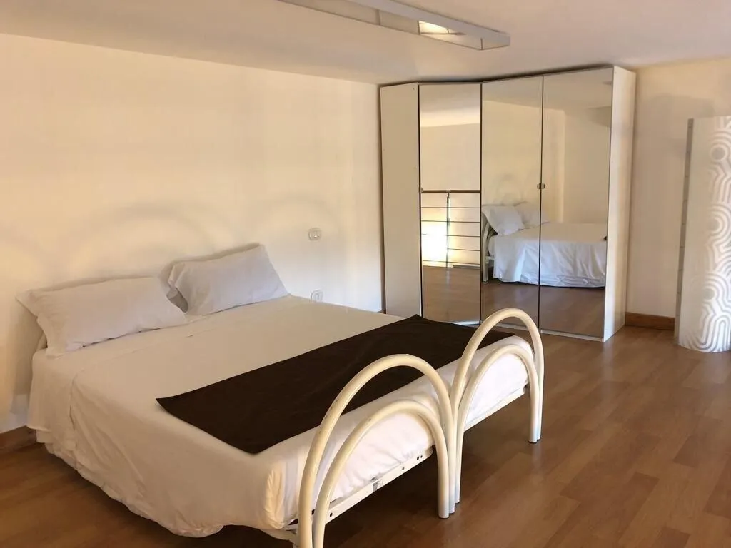 Room, Soleluna, Naples