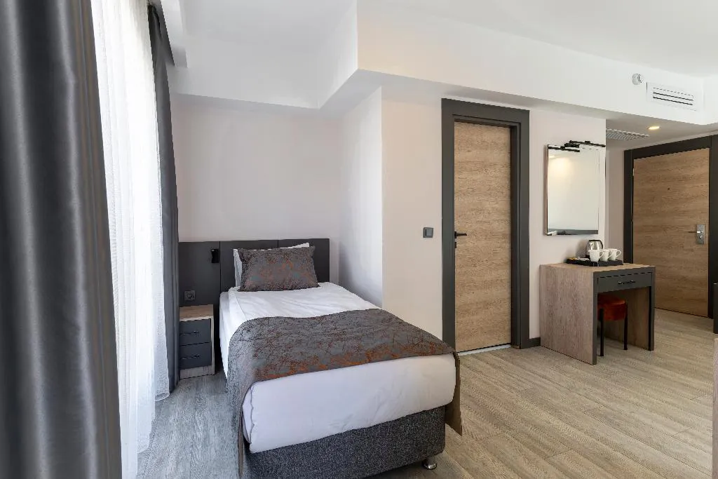 TRIPLE THREE BEDROOMS ONE BATHROOM Room, Irenic Hotel, Antalya