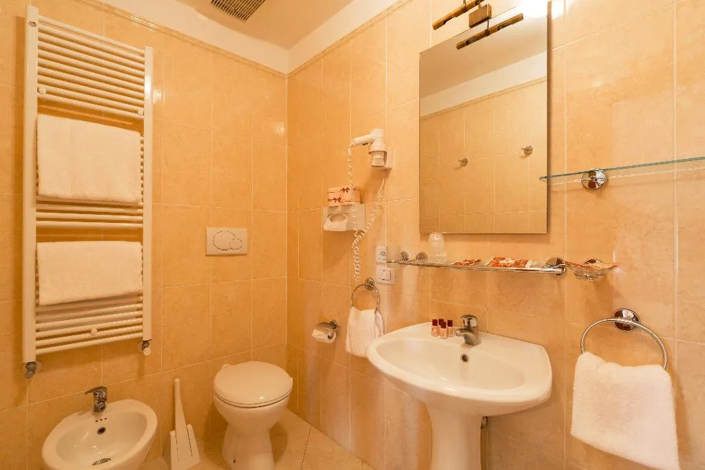 JUNIOR SUITE CANAL VIEW Room, Palazzo Guardi, Venice