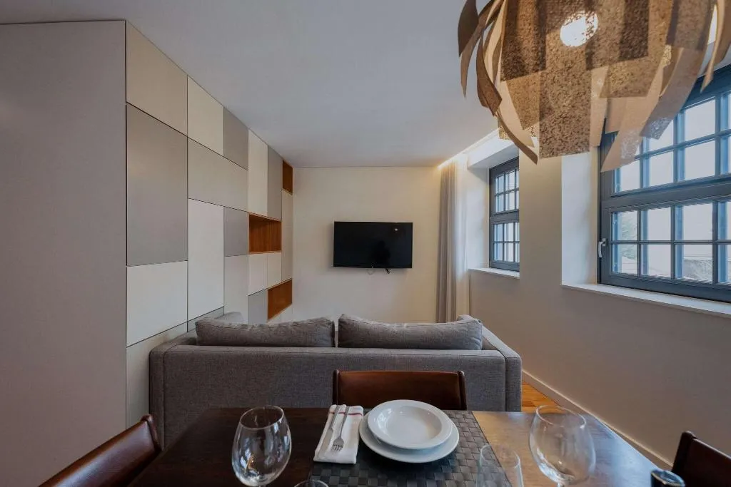 Room, Domum, Porto
