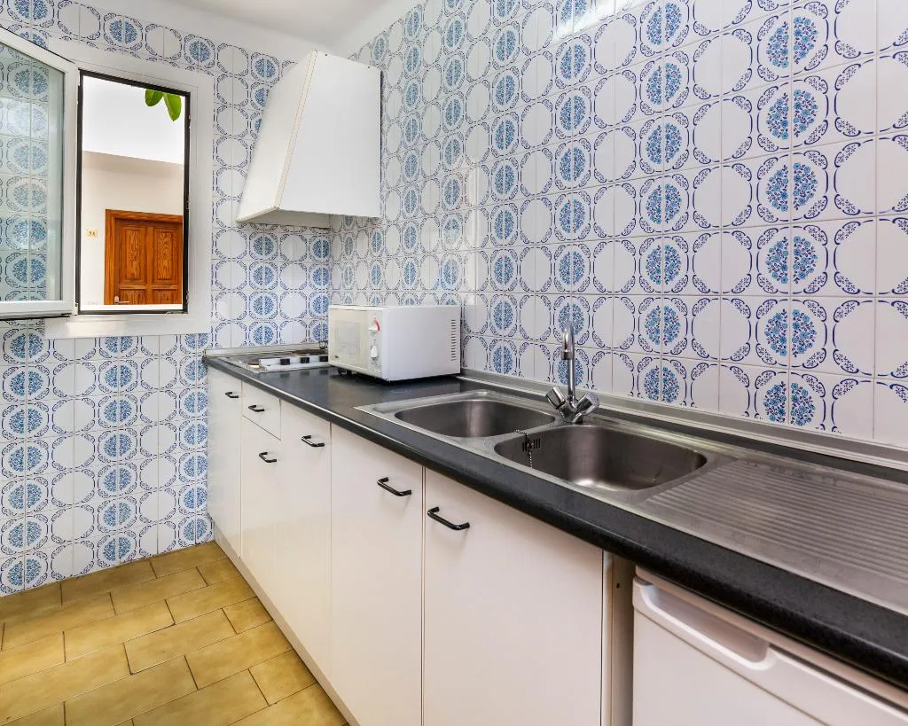 APARTMENT CAPACITY 6 TWO BEDROOMS Room, Charlys, Majorca
