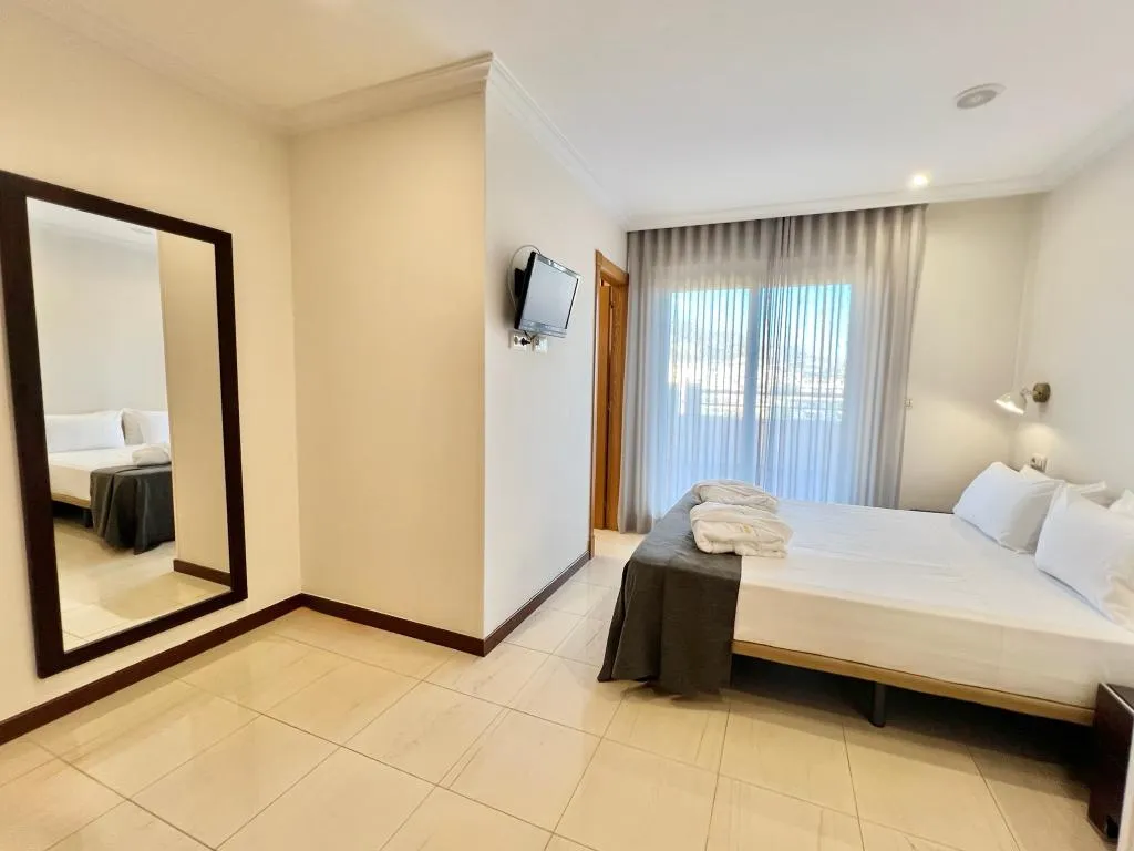 APARTMENT TWO BEDROOMS WITH TERRACE Room, Mediterraneo Real, Costa Del Sol