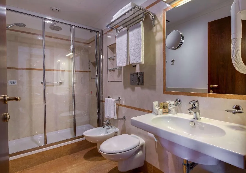 SUITE CAPACITY 4 Room, UNA HOTELS Galles Milano, Milan