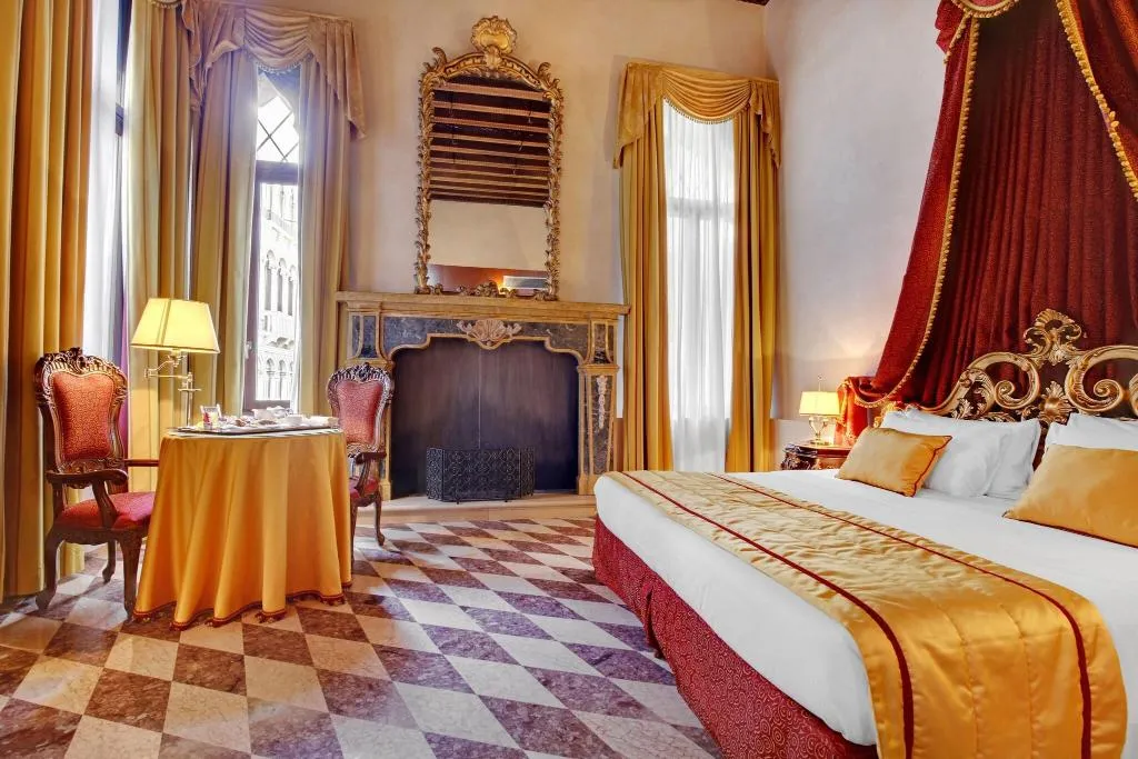 SUITE KING SIZE BED Room, Dona Palace, Venice