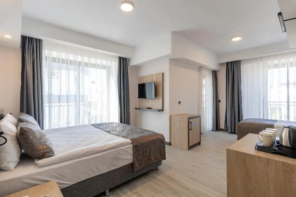 TRIPLE THREE BEDROOMS ONE BATHROOM Room, Irenic Hotel, Antalya