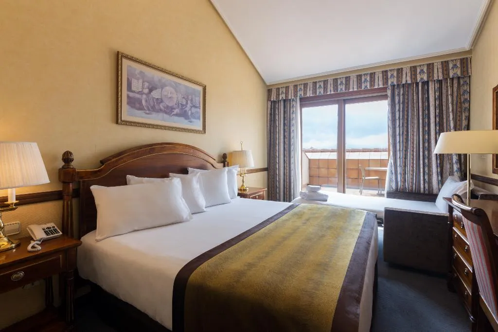 TRIPLE STANDARD Room, Dorma Reina Isabel, Madrid