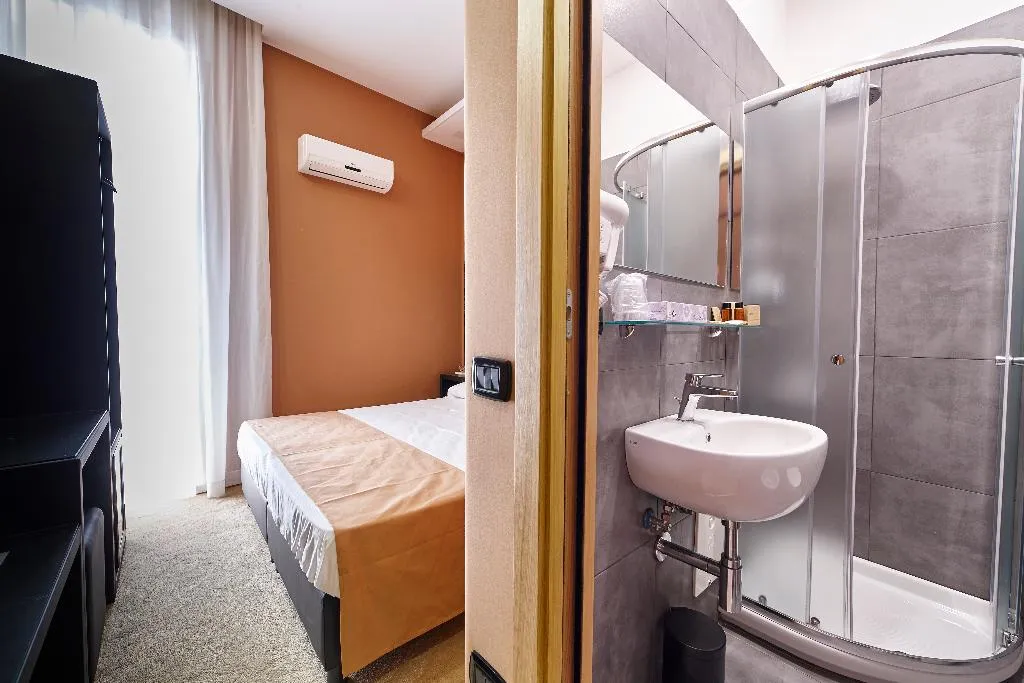 SINGLE WITH BALCONY Room, Style Caserta, Naples