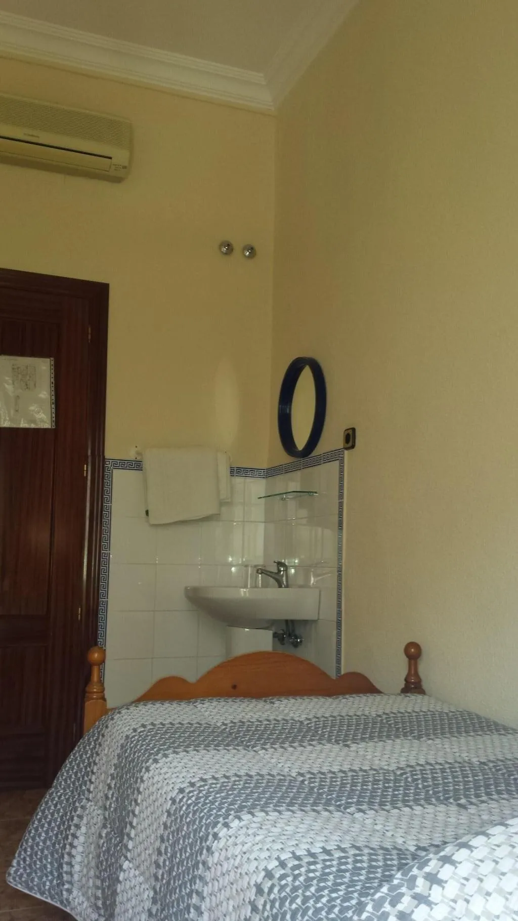 Room, Pensión dulces sueños, Seville