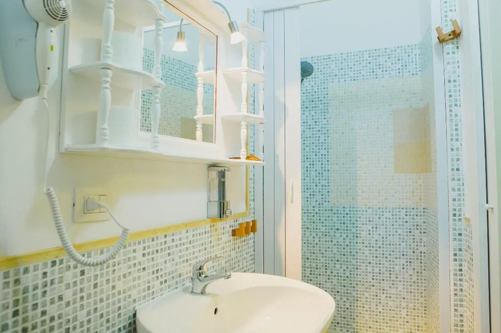 Room, Matlis, Alghero