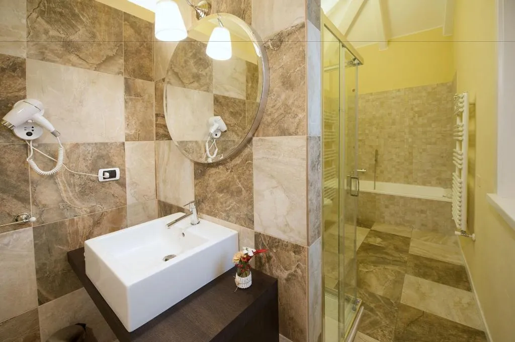 Room, Thea Monza, Milan