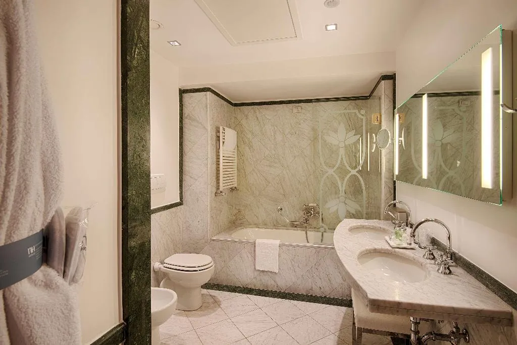 JUNIOR SUITE STANDARD Room, NH Firenze, Florence