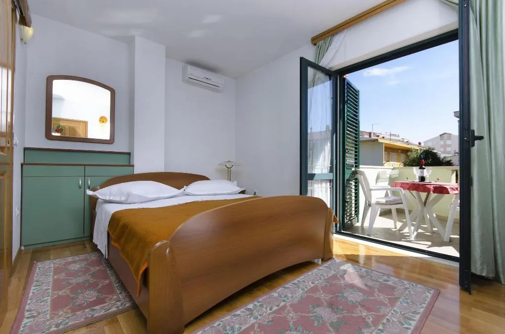 Room, House Topic, Split