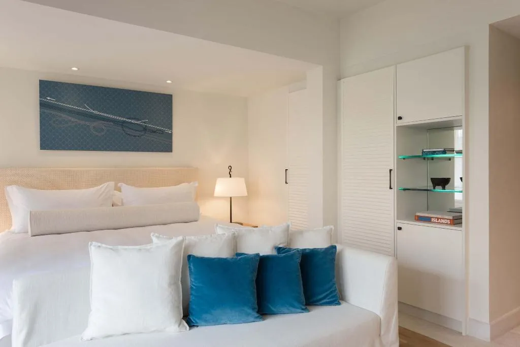 Room, Phaea Blue, a member of SLH, Crete