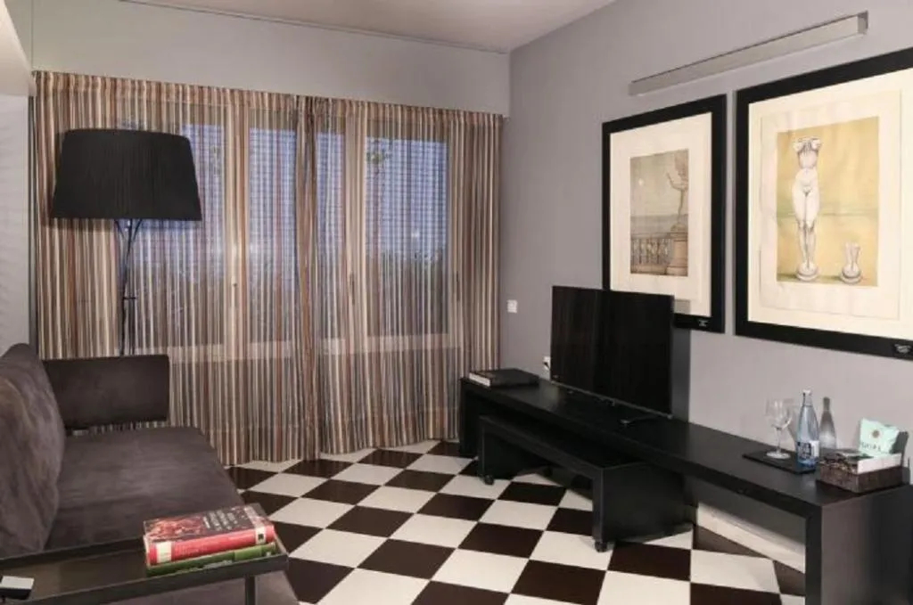 TRIPLE STANDARD Room, Gran Derby Suites, Barcelona