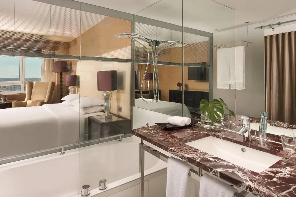 DOUBLE CLUB QUEEN BED Room, Sheraton Lisboa Hotel & Spa, Lisbon