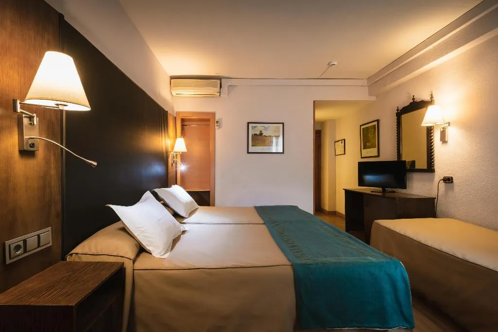 DOUBLE STANDARD Room, Corregidor, Madrid