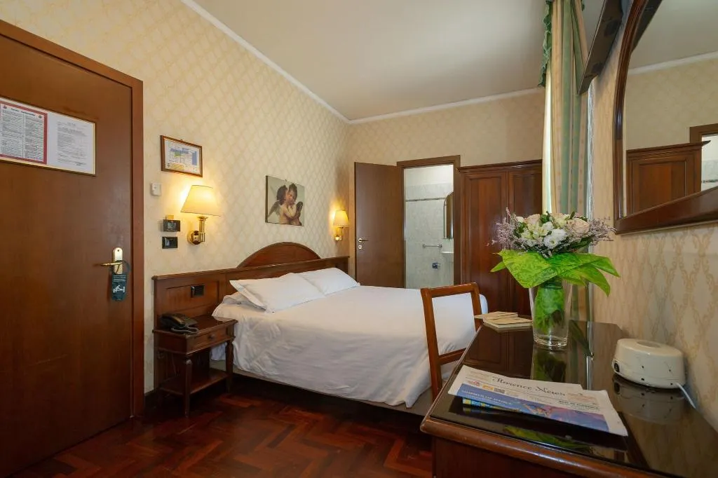 TRIPLE CLASSIC Room, Hotel Boccaccio, Florence