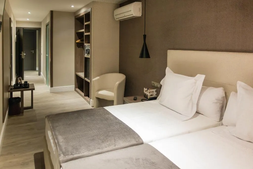 Room, Oasis, Barcelona