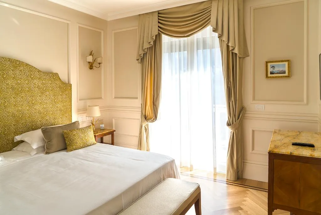 JUNIOR SUITE GARDEN VIEW Room, Grand Hotel Excelsior Vittoria Spa, Naples