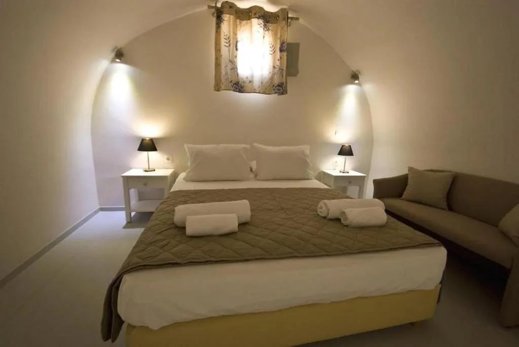 Room, Alafouzos Studios, Santorini
