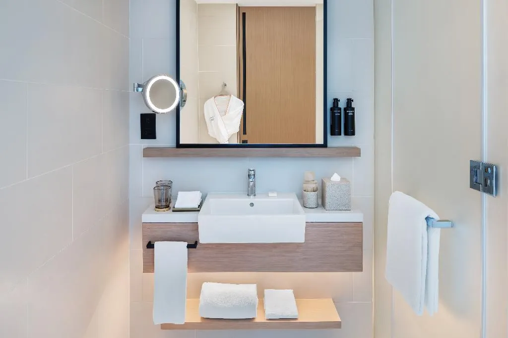 DOUBLE DELUXE CITY VIEW KING BED Room, Vida Dubai Marina & Yacht Club, Dubai