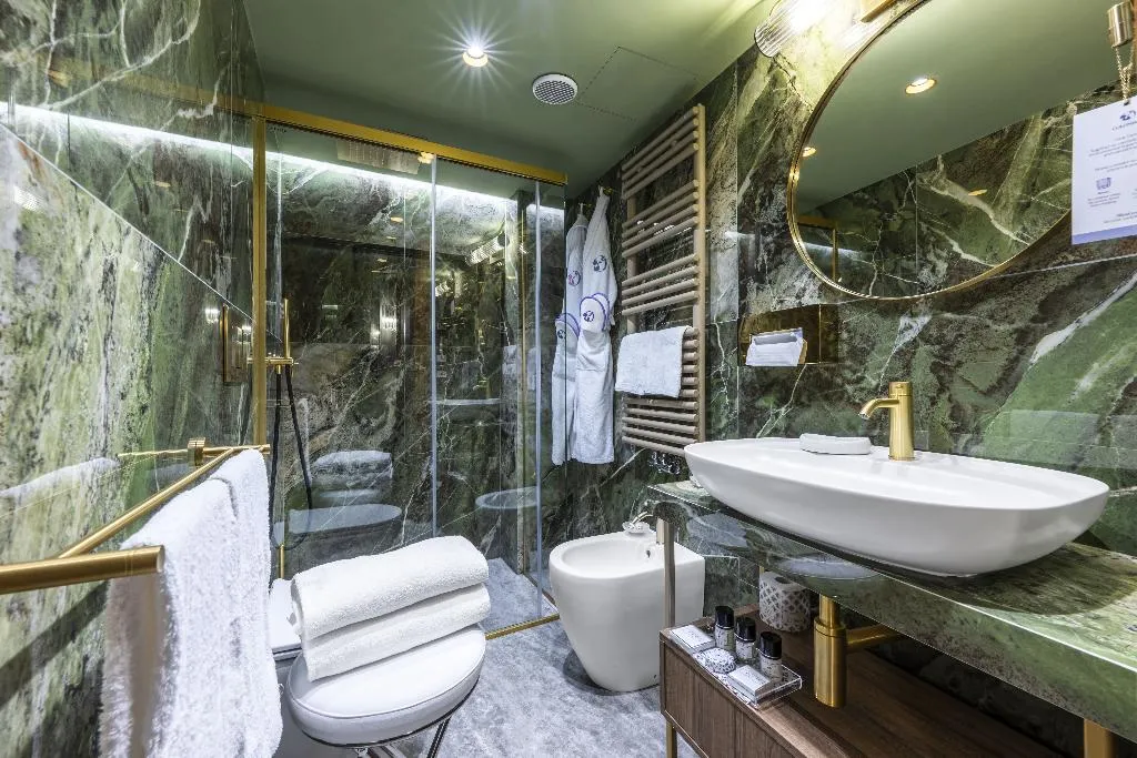 Double or Twin DELUXE CANAL VIEW Room, Colombina, Venice