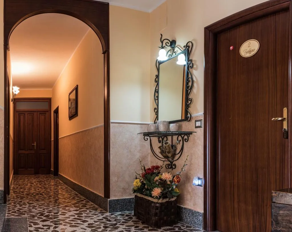 Lobby, La Mortella, Naples