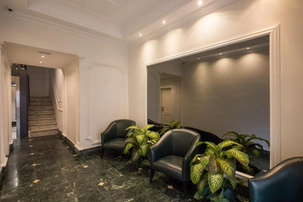 Lobby, Tito, Rome