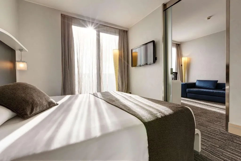 JUNIOR SUITE KING SIZE BED Room, Best Western Premier Hotel Royal Santina, Rome