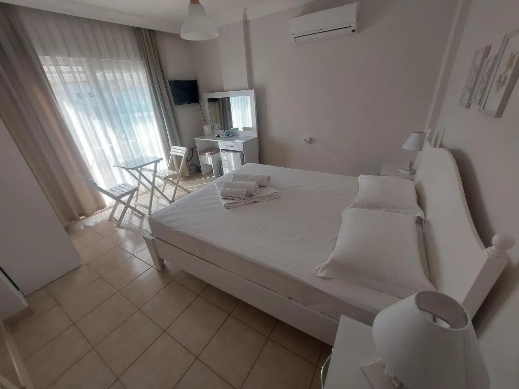 Room, Grandma's Garden, Dalaman