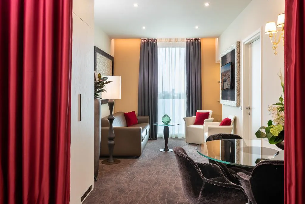QUADRUPLE DELUXE Room, Leonardo Royal Hotel Venice Mestre, Venice