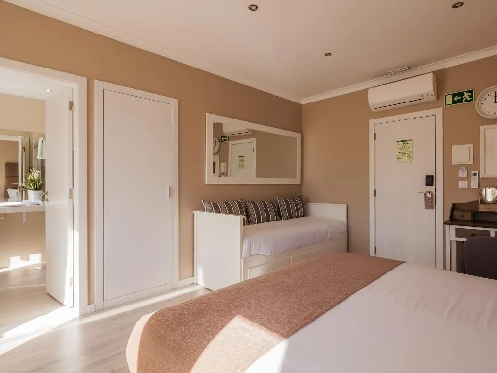 DOUBLE SUPERIOR Room, Vila Garden Guesthouse, Lisbon
