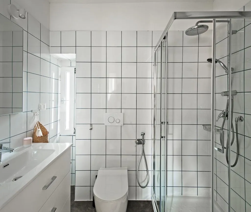 APARTMENT TWO BEDROOMS ONE BATHROOM Room, Stresa Complex Levoasi, Milan