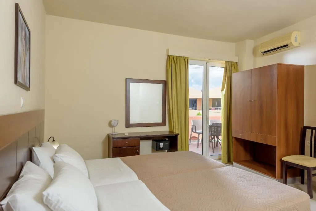 SUITE WITH PRIVATE POOL Room, Theo Hotel, Crete