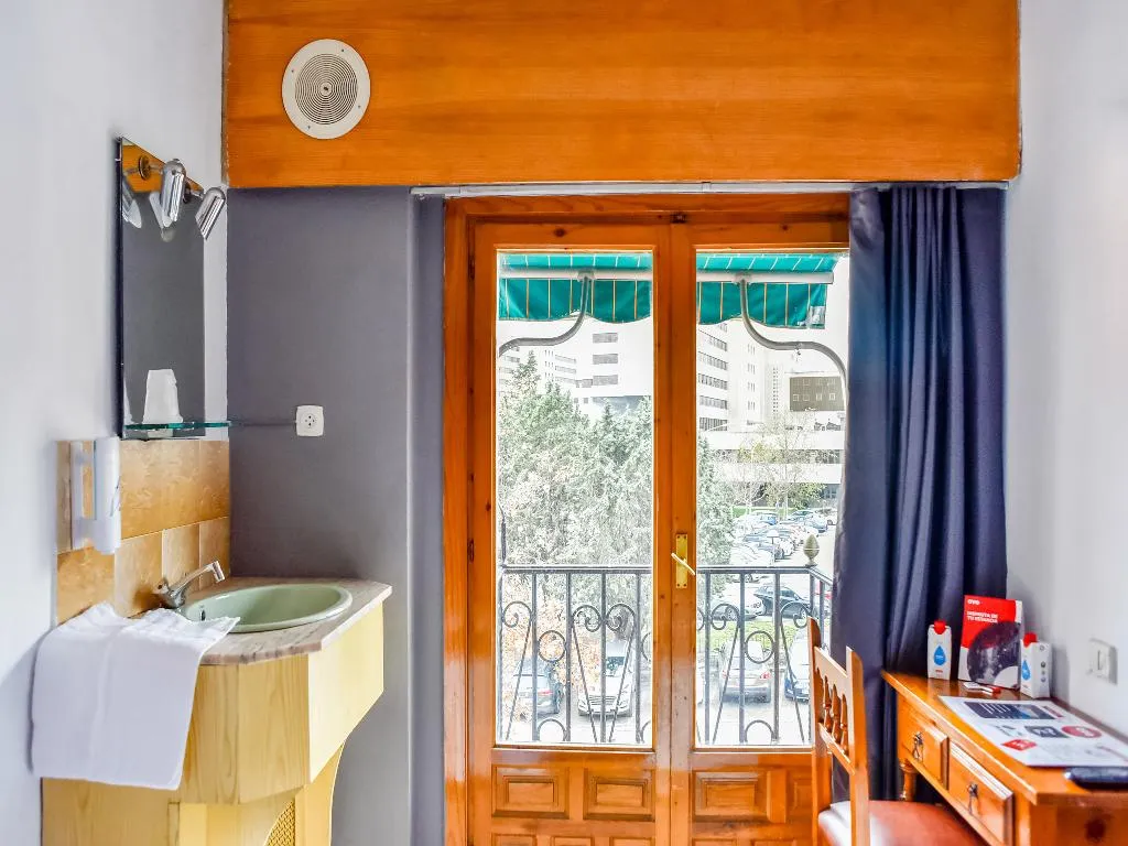 TWIN WITH SHARED BATHROOM Room, Hostal Carabanchel, Madrid
